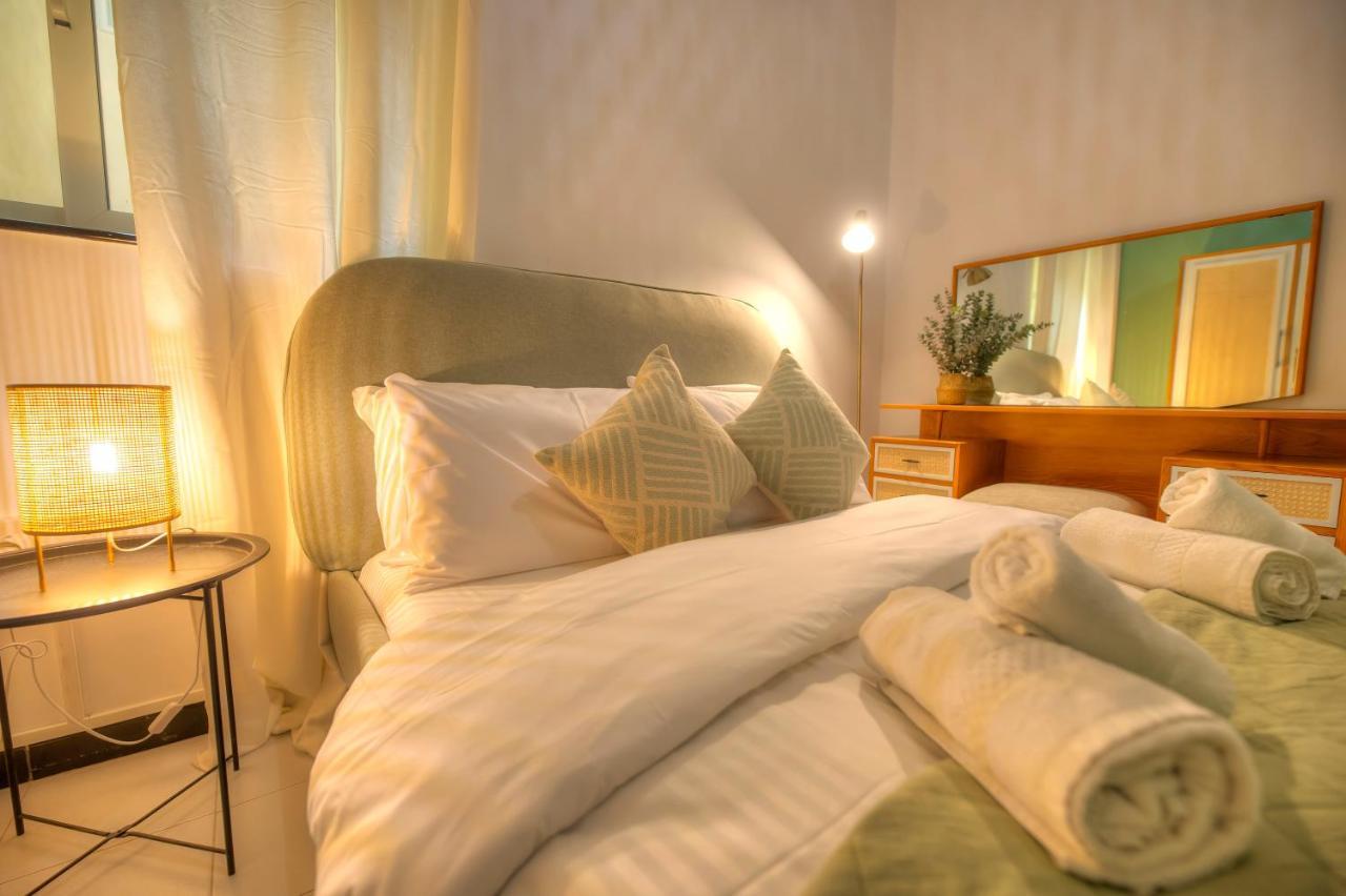 Apartment Beautifully Furnished Seafront 4 Bedrooms Goslm-4 *