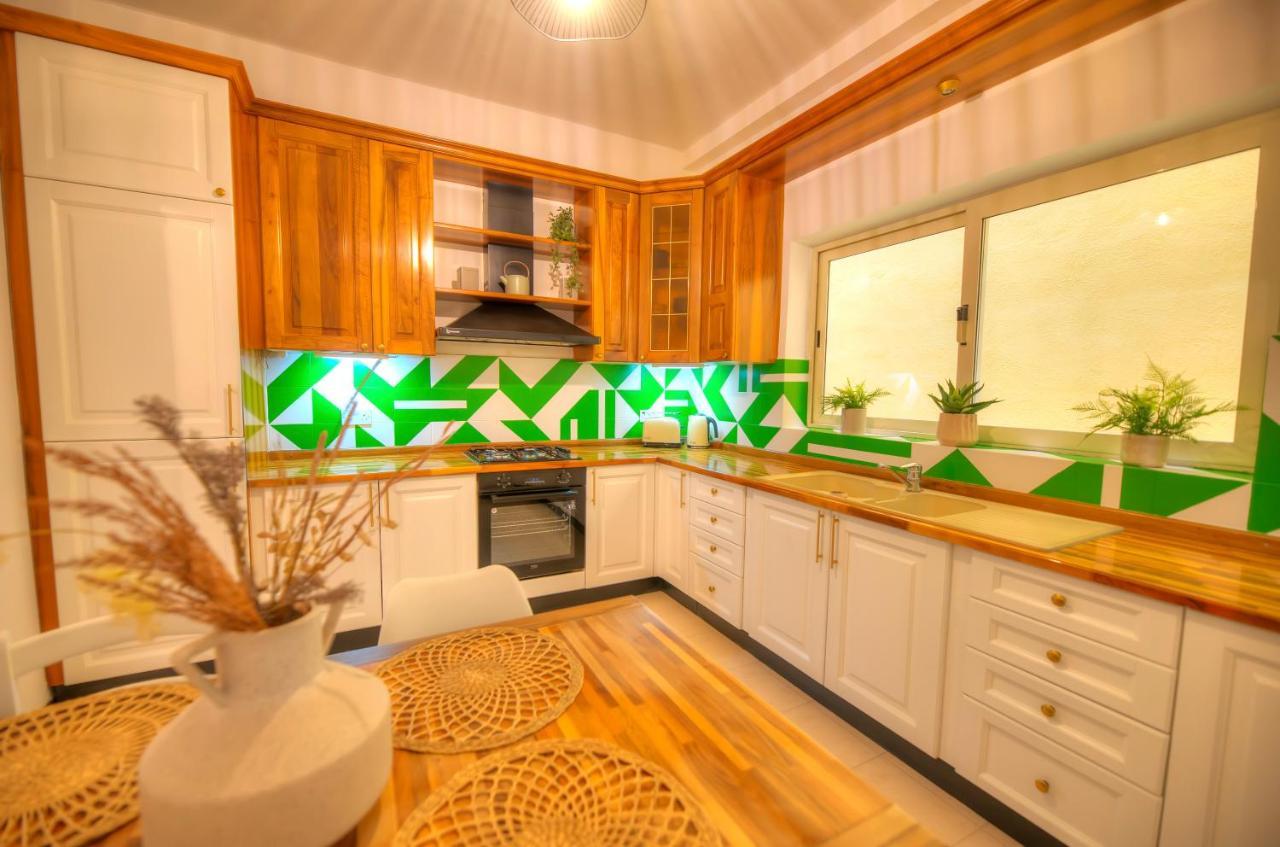 Beautifully Furnished Seafront 4 Bedrooms Goslm-4 * Sliema