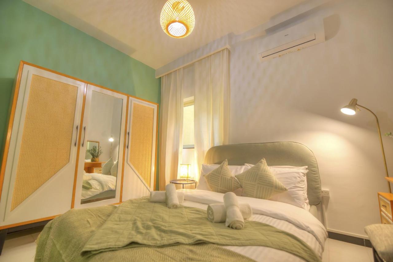 Apartment Beautifully Furnished Seafront 4 Bedrooms Goslm-4 *