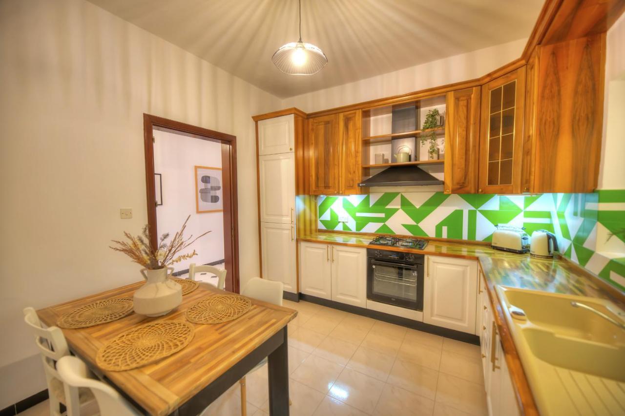 Apartment Beautifully Furnished Seafront 4 Bedrooms Goslm-4